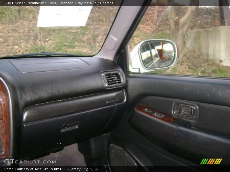 Bronzed Gray Metallic / Charcoal 2001 Nissan Pathfinder LE 4x4