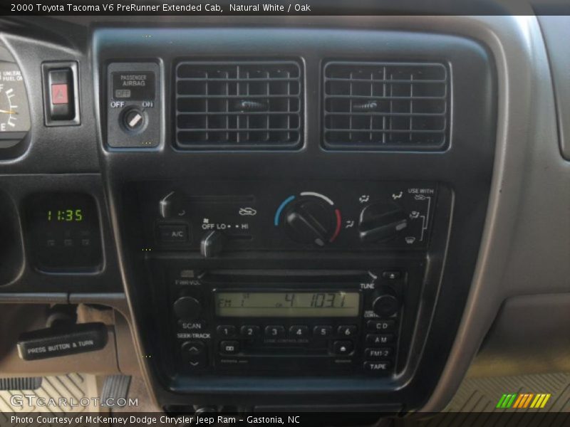Controls of 2000 Tacoma V6 PreRunner Extended Cab
