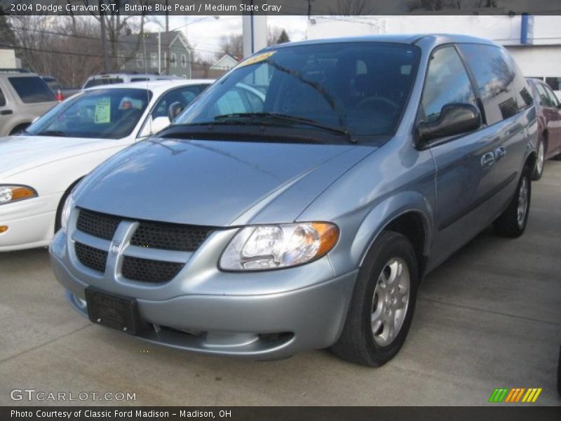 Front 3/4 View of 2004 Caravan SXT