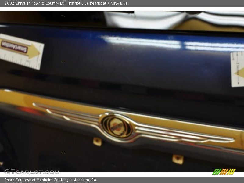 Patriot Blue Pearlcoat / Navy Blue 2002 Chrysler Town & Country LXi