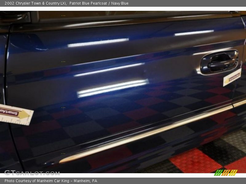 Patriot Blue Pearlcoat / Navy Blue 2002 Chrysler Town & Country LXi