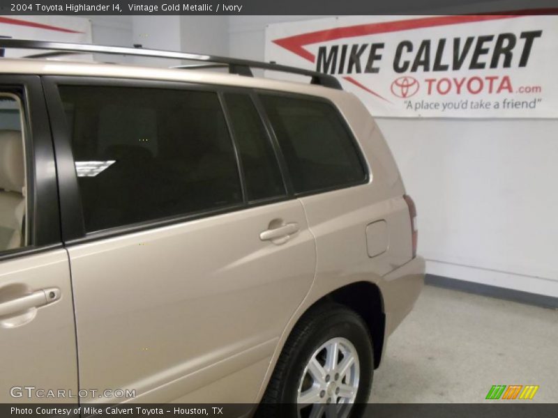 Vintage Gold Metallic / Ivory 2004 Toyota Highlander I4