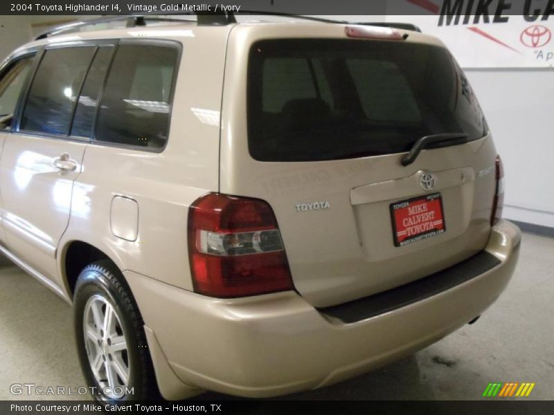 Vintage Gold Metallic / Ivory 2004 Toyota Highlander I4