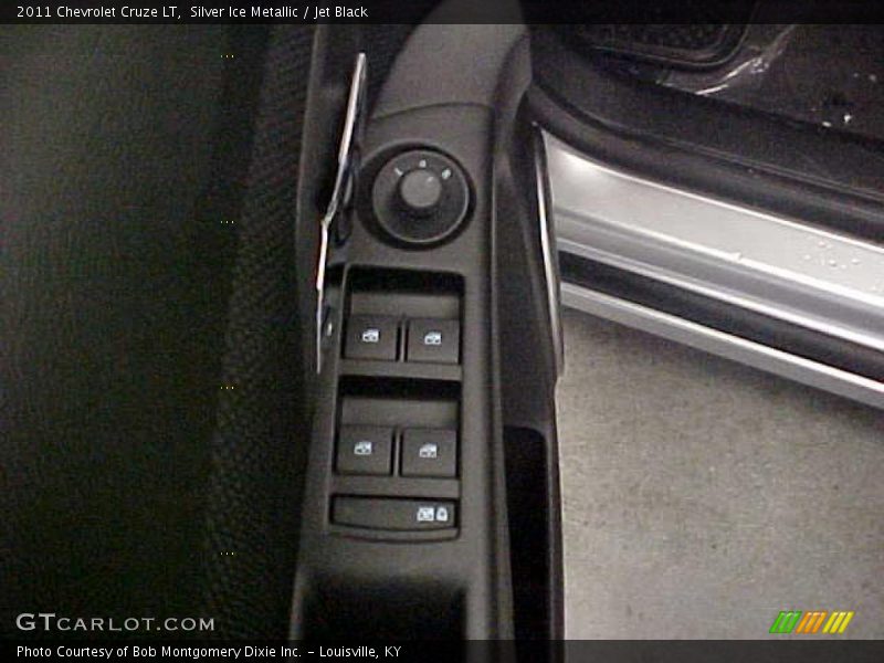 Silver Ice Metallic / Jet Black 2011 Chevrolet Cruze LT