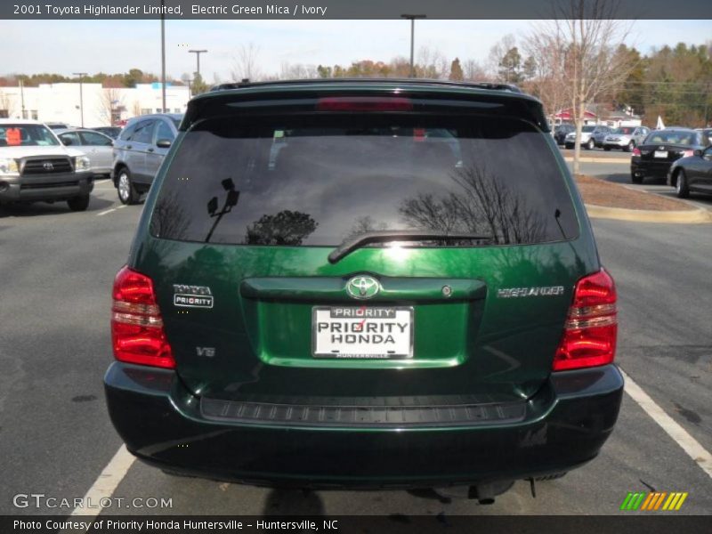 Electric Green Mica / Ivory 2001 Toyota Highlander Limited