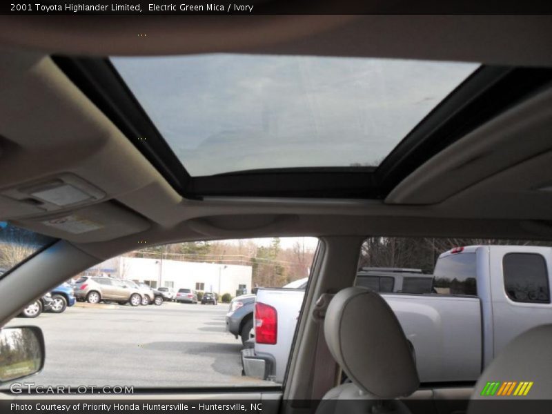 Electric Green Mica / Ivory 2001 Toyota Highlander Limited