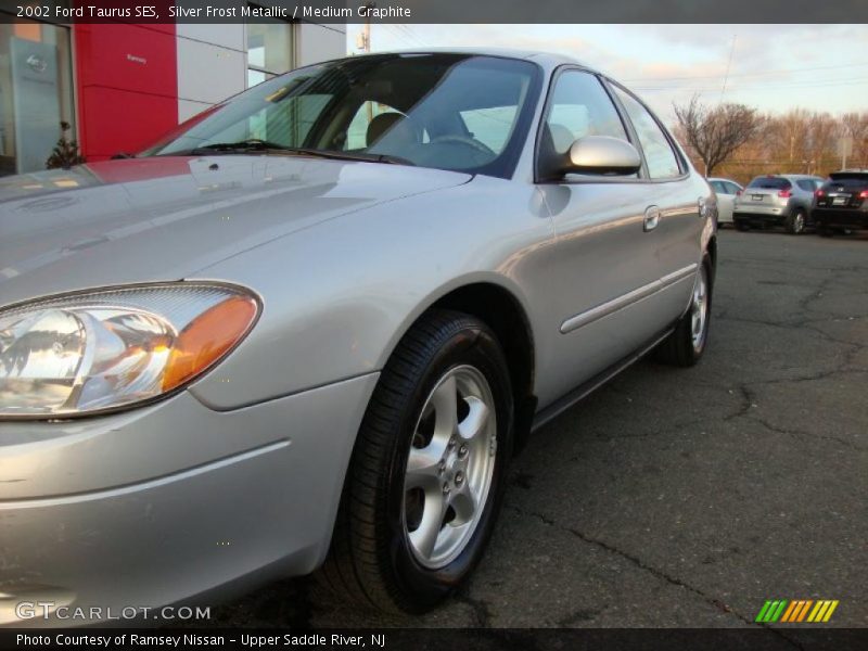 Silver Frost Metallic / Medium Graphite 2002 Ford Taurus SES
