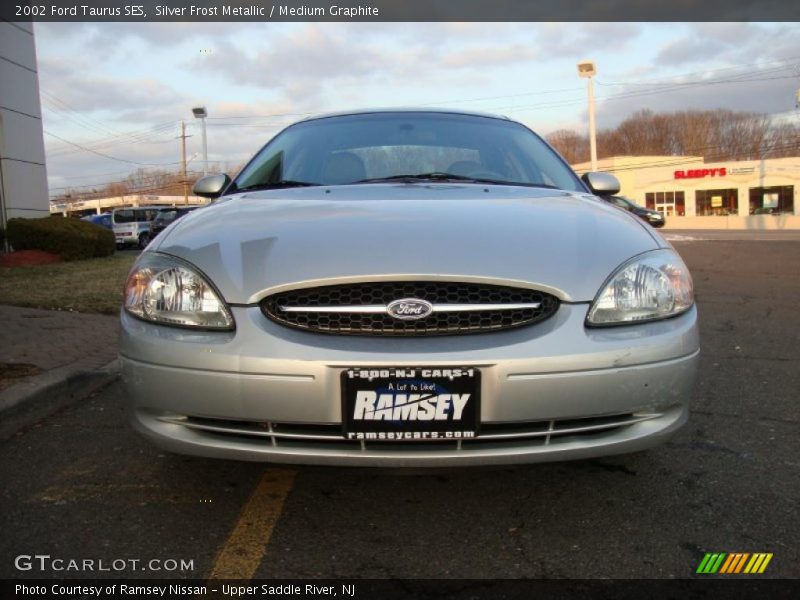 Silver Frost Metallic / Medium Graphite 2002 Ford Taurus SES