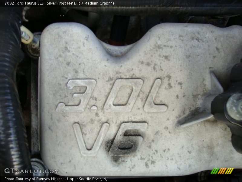 Silver Frost Metallic / Medium Graphite 2002 Ford Taurus SES