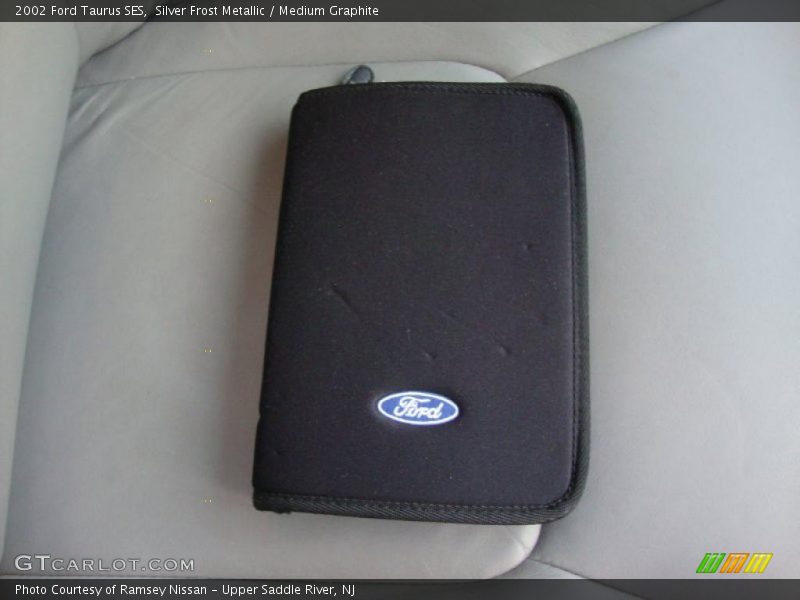 Silver Frost Metallic / Medium Graphite 2002 Ford Taurus SES