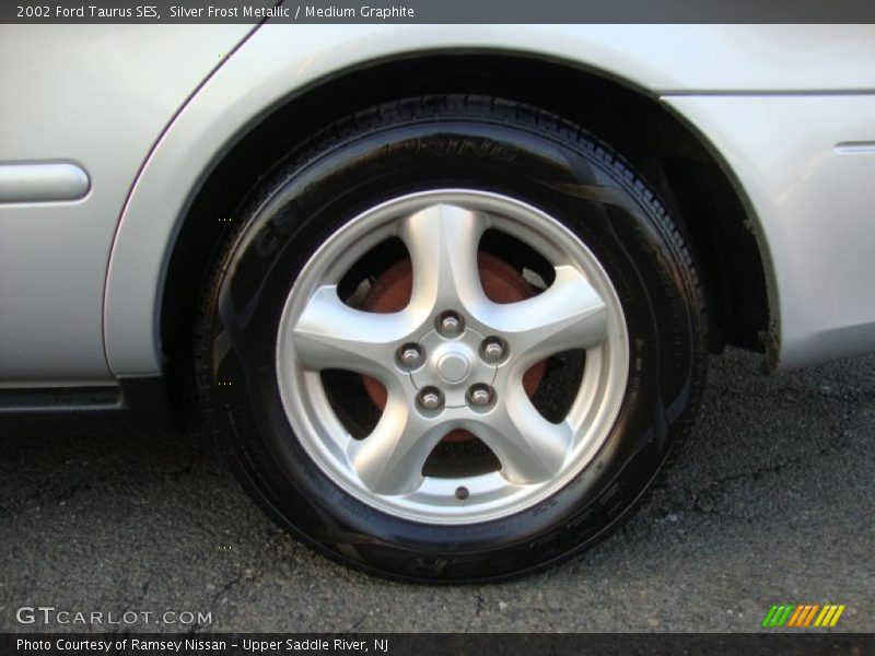 Silver Frost Metallic / Medium Graphite 2002 Ford Taurus SES