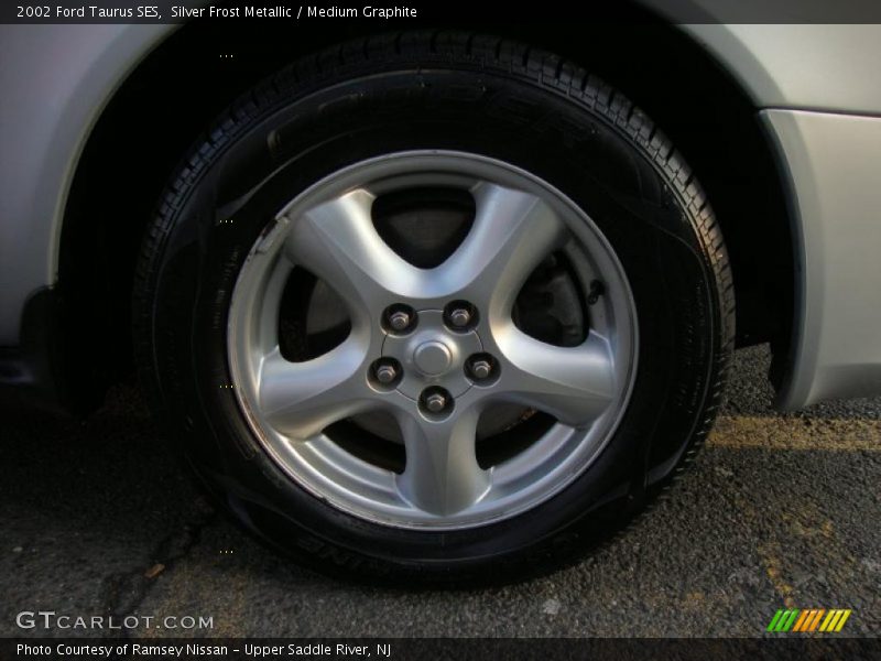 Silver Frost Metallic / Medium Graphite 2002 Ford Taurus SES