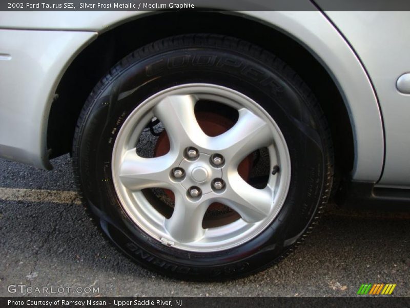 Silver Frost Metallic / Medium Graphite 2002 Ford Taurus SES