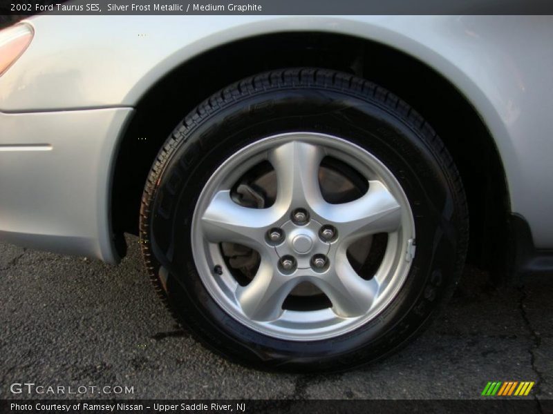 Silver Frost Metallic / Medium Graphite 2002 Ford Taurus SES