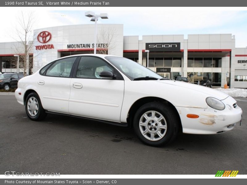 Vibrant White / Medium Prairie Tan 1998 Ford Taurus SE