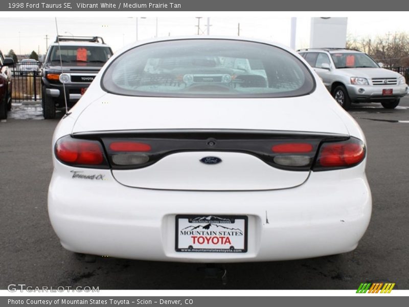 Vibrant White / Medium Prairie Tan 1998 Ford Taurus SE