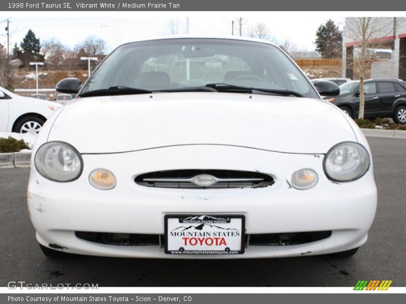 Vibrant White / Medium Prairie Tan 1998 Ford Taurus SE