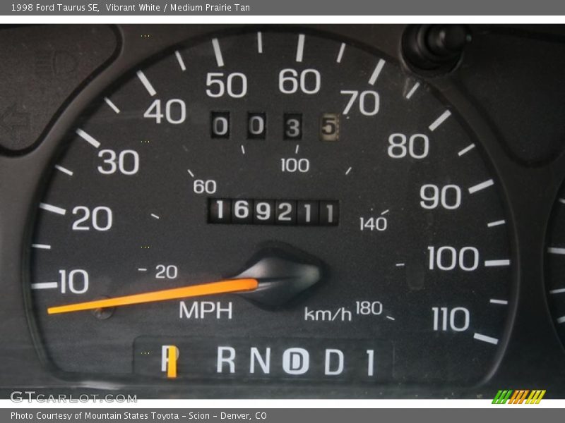 Vibrant White / Medium Prairie Tan 1998 Ford Taurus SE