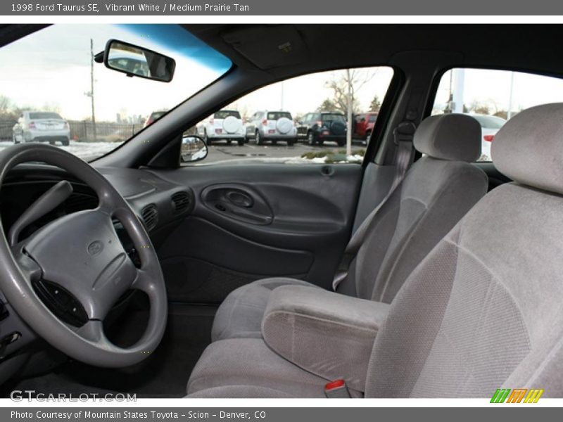 Vibrant White / Medium Prairie Tan 1998 Ford Taurus SE