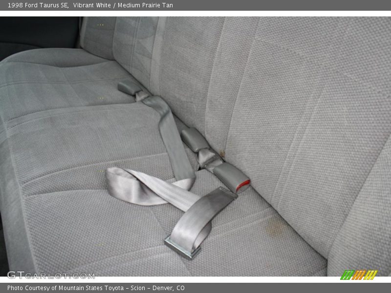Vibrant White / Medium Prairie Tan 1998 Ford Taurus SE
