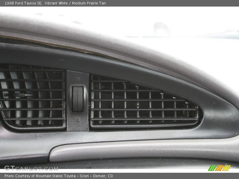 Vibrant White / Medium Prairie Tan 1998 Ford Taurus SE