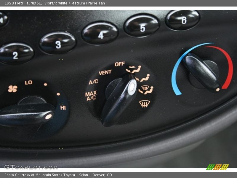 Vibrant White / Medium Prairie Tan 1998 Ford Taurus SE