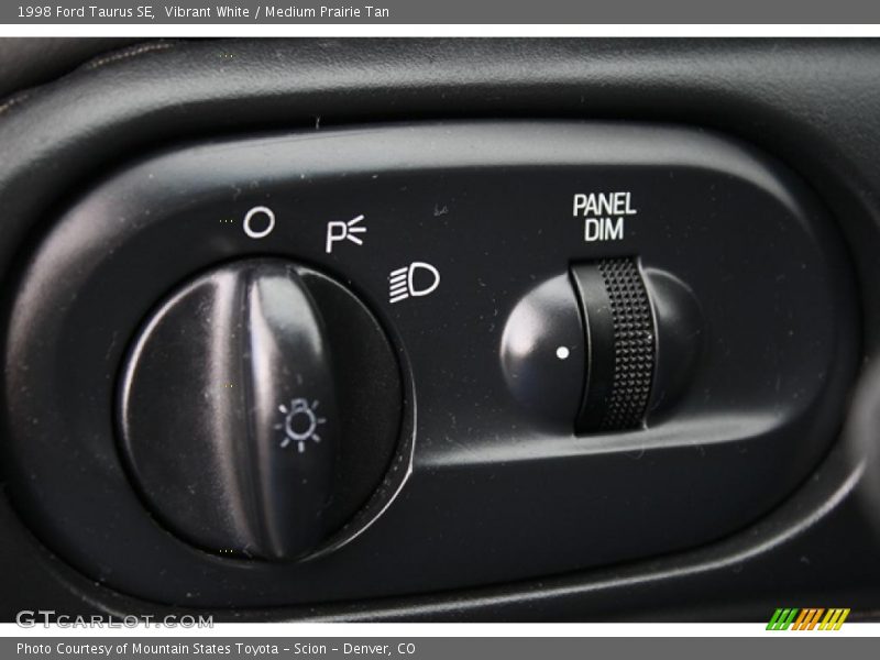 Vibrant White / Medium Prairie Tan 1998 Ford Taurus SE