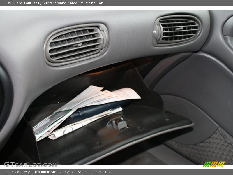 Vibrant White / Medium Prairie Tan 1998 Ford Taurus SE