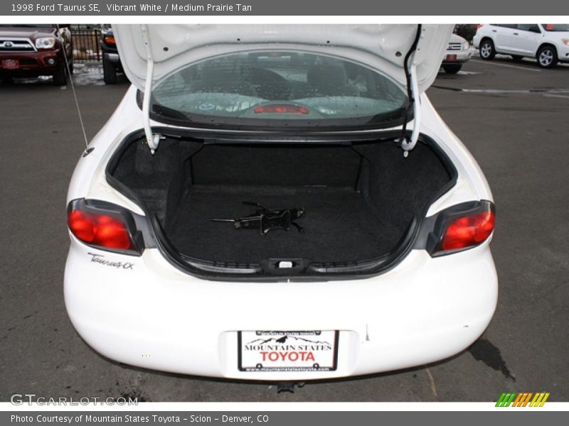 Vibrant White / Medium Prairie Tan 1998 Ford Taurus SE