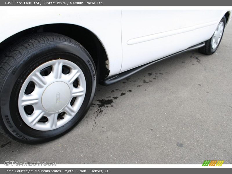 Vibrant White / Medium Prairie Tan 1998 Ford Taurus SE