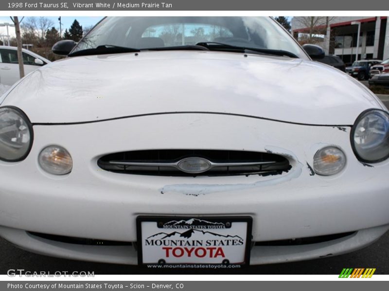 Vibrant White / Medium Prairie Tan 1998 Ford Taurus SE