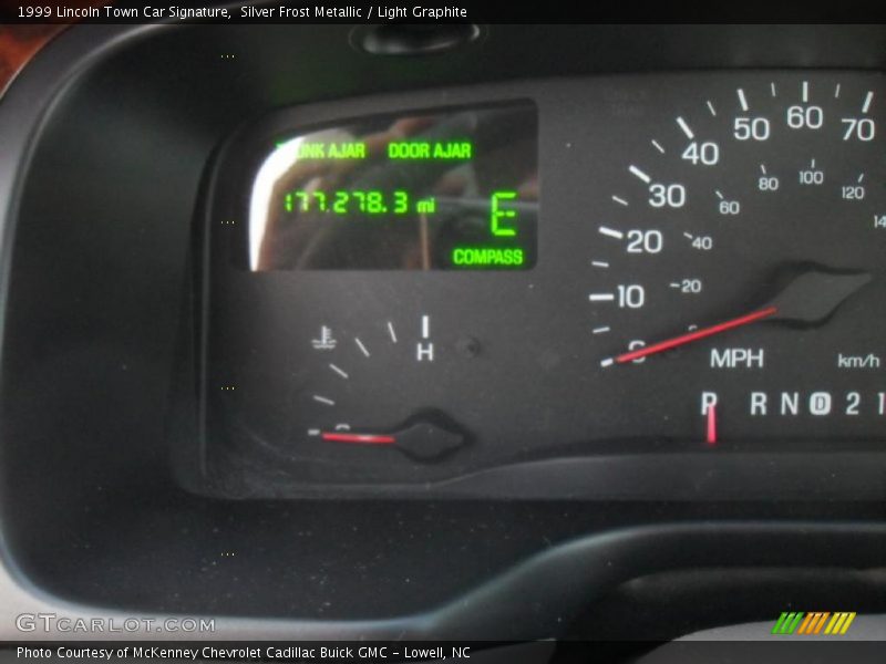Silver Frost Metallic / Light Graphite 1999 Lincoln Town Car Signature