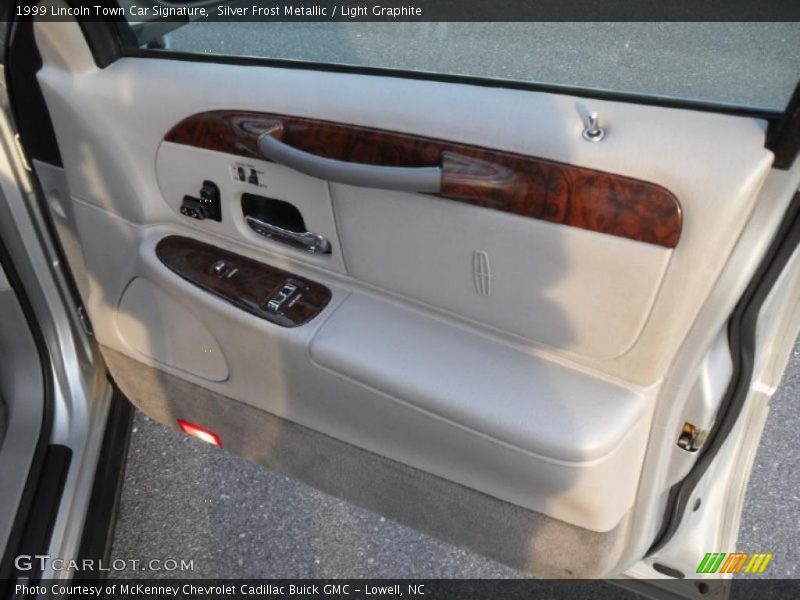 Silver Frost Metallic / Light Graphite 1999 Lincoln Town Car Signature