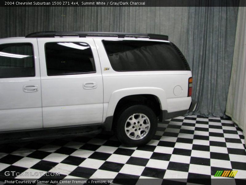 Summit White / Gray/Dark Charcoal 2004 Chevrolet Suburban 1500 Z71 4x4