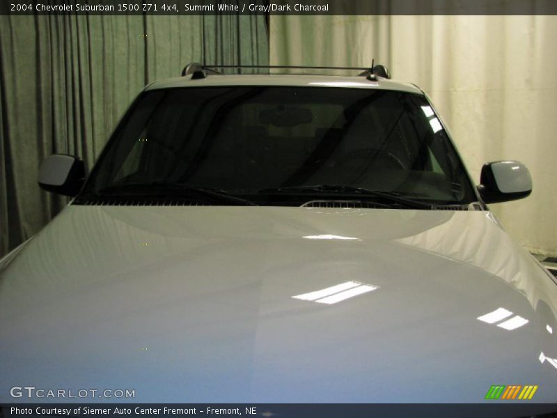 Summit White / Gray/Dark Charcoal 2004 Chevrolet Suburban 1500 Z71 4x4