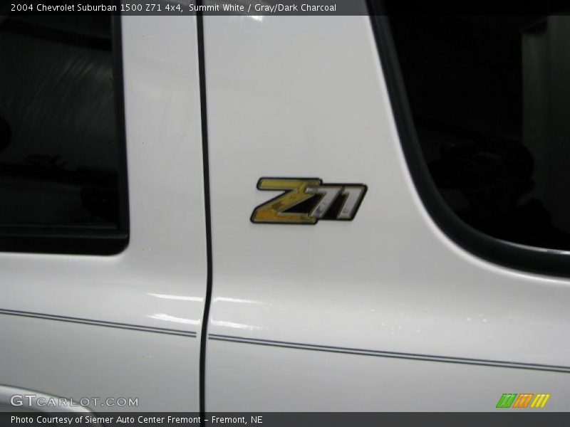 Summit White / Gray/Dark Charcoal 2004 Chevrolet Suburban 1500 Z71 4x4