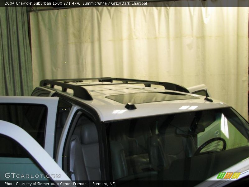 Summit White / Gray/Dark Charcoal 2004 Chevrolet Suburban 1500 Z71 4x4