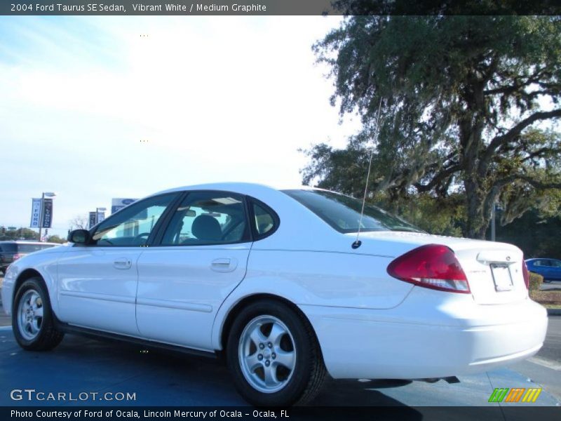 Vibrant White / Medium Graphite 2004 Ford Taurus SE Sedan