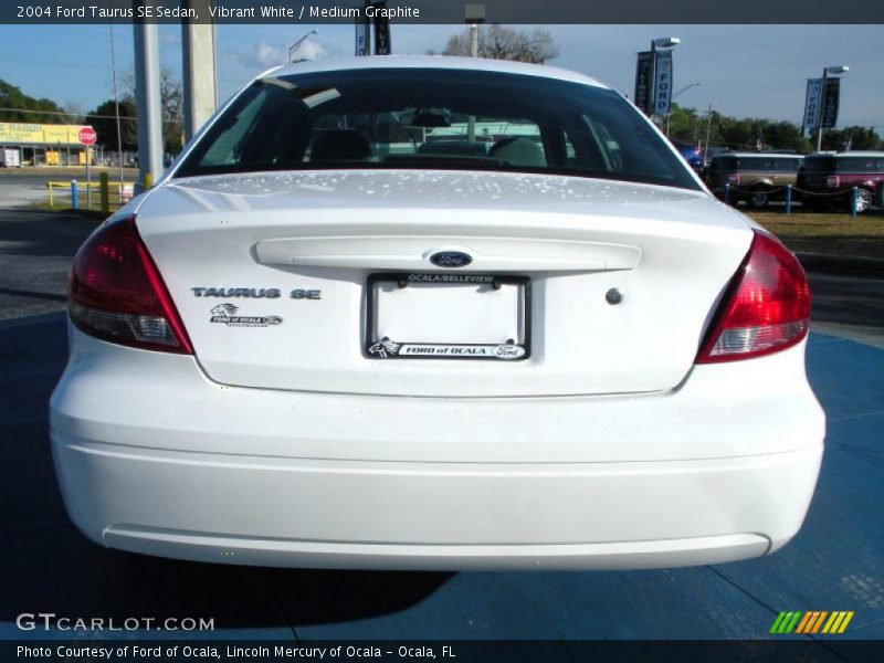 Vibrant White / Medium Graphite 2004 Ford Taurus SE Sedan