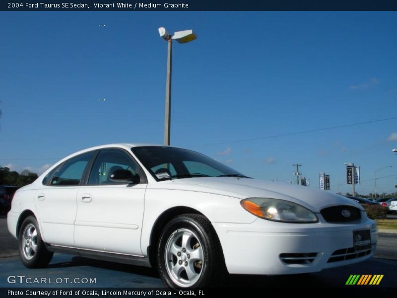 Vibrant White / Medium Graphite 2004 Ford Taurus SE Sedan