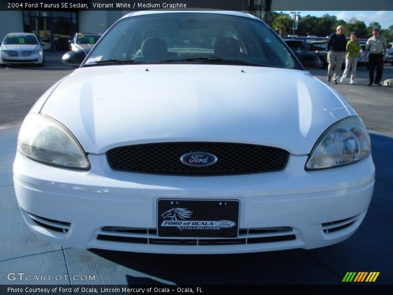 Vibrant White / Medium Graphite 2004 Ford Taurus SE Sedan