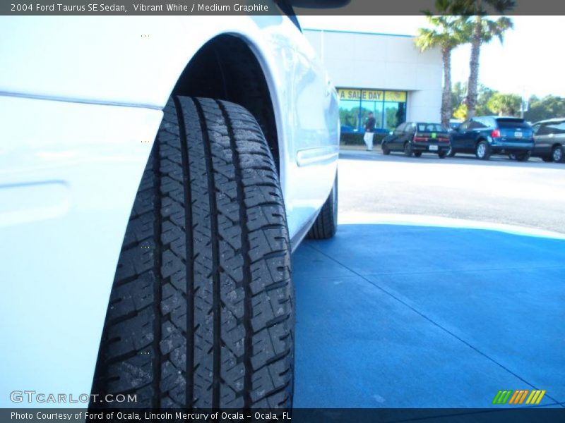 Vibrant White / Medium Graphite 2004 Ford Taurus SE Sedan