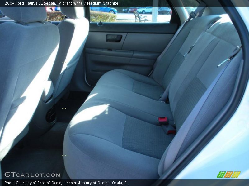 Vibrant White / Medium Graphite 2004 Ford Taurus SE Sedan