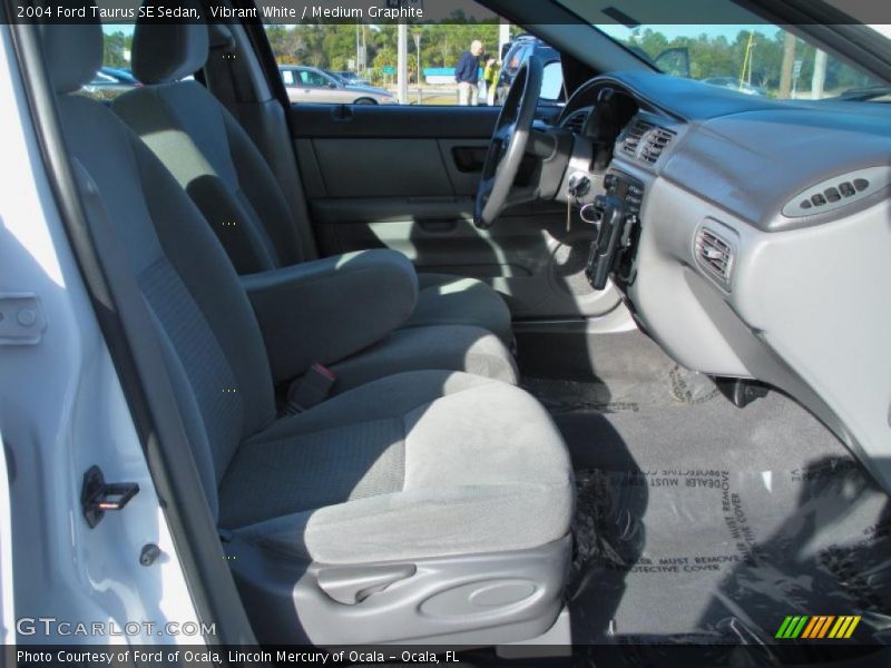 Vibrant White / Medium Graphite 2004 Ford Taurus SE Sedan