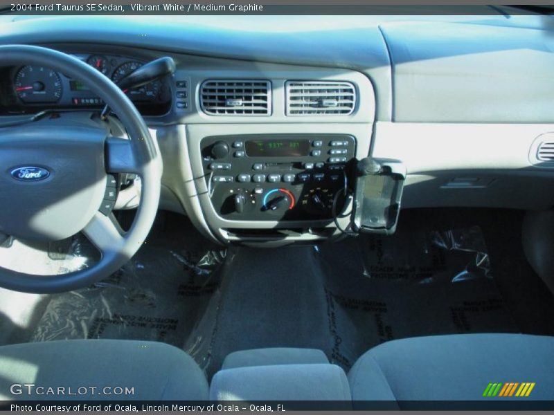 Vibrant White / Medium Graphite 2004 Ford Taurus SE Sedan