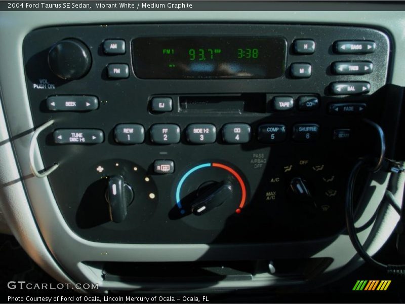 Vibrant White / Medium Graphite 2004 Ford Taurus SE Sedan