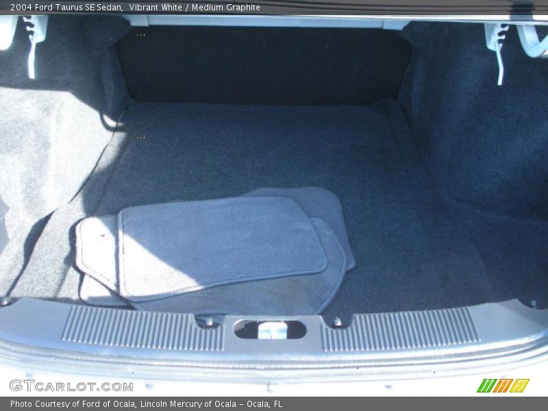  2004 Taurus SE Sedan Trunk