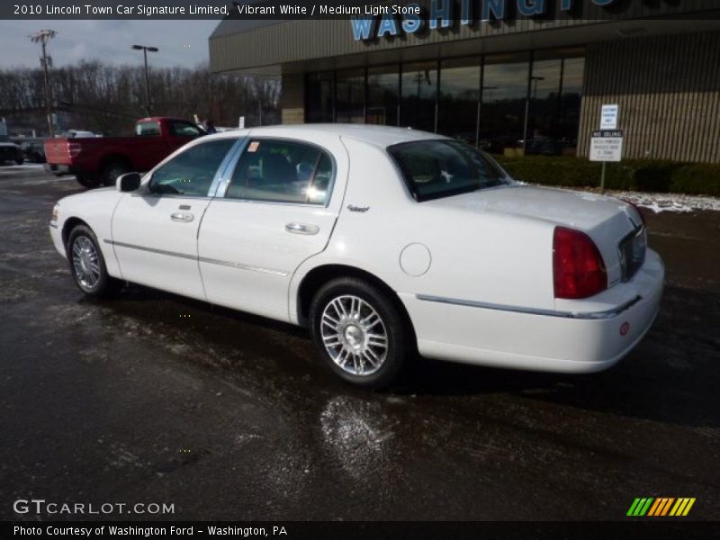 Vibrant White / Medium Light Stone 2010 Lincoln Town Car Signature Limited
