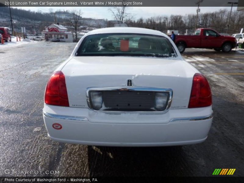 Vibrant White / Medium Light Stone 2010 Lincoln Town Car Signature Limited