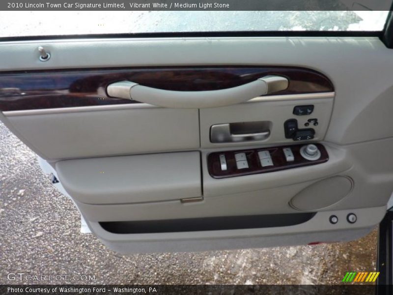 Vibrant White / Medium Light Stone 2010 Lincoln Town Car Signature Limited